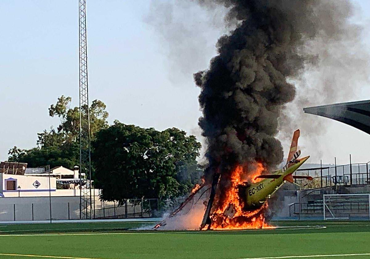 El incendio del helicóptero provocó una gran nube de humo