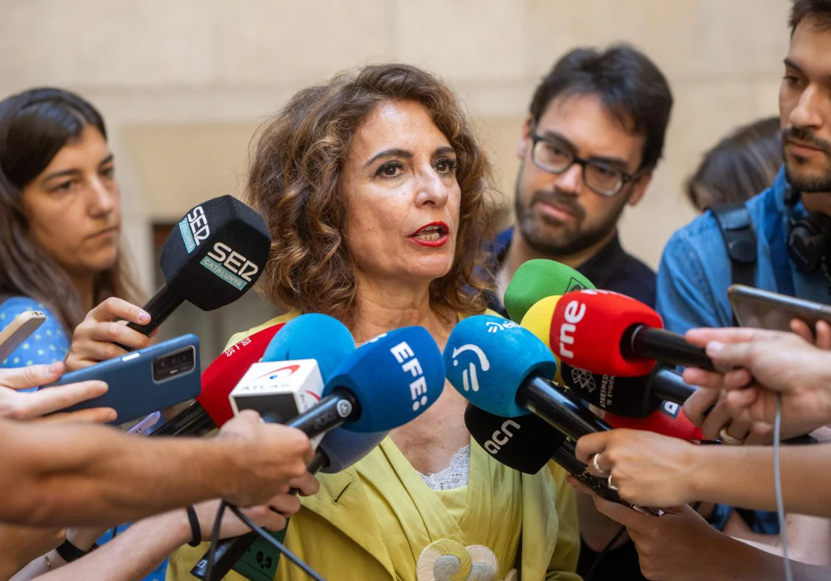 La ministra Montero tras la toma de posesión de Illa como presidente de la Generalitat