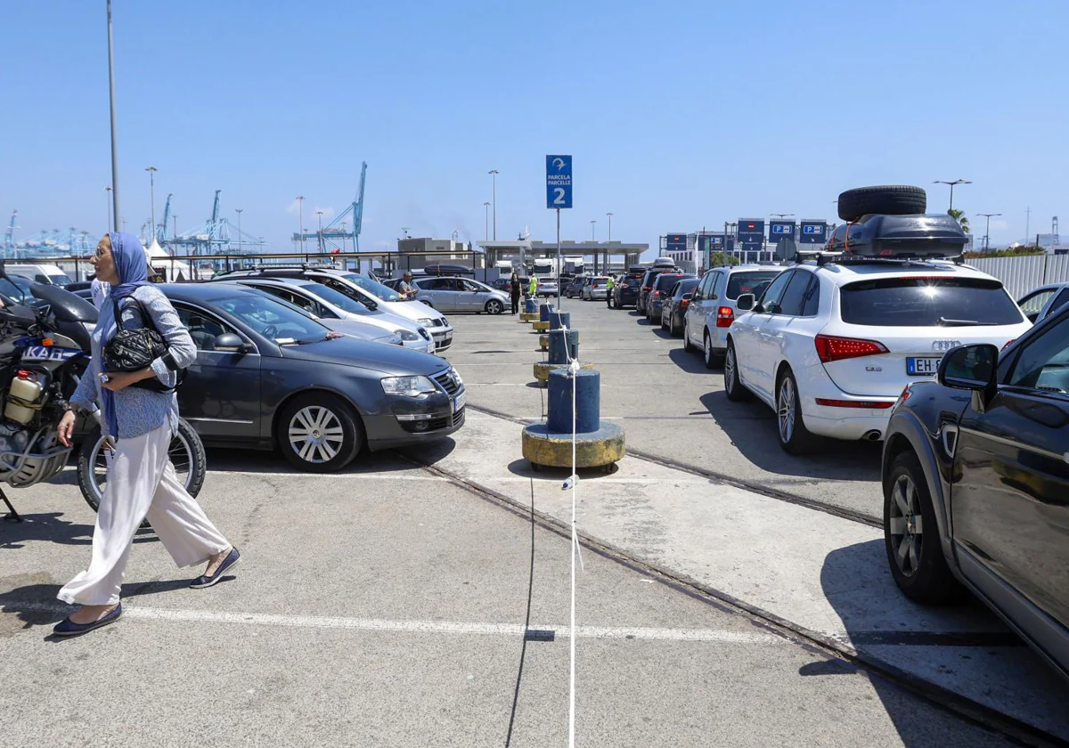 Vehículos hacen cola en la zona de embarque del puerto de Algeciras rumbo a Tánger,