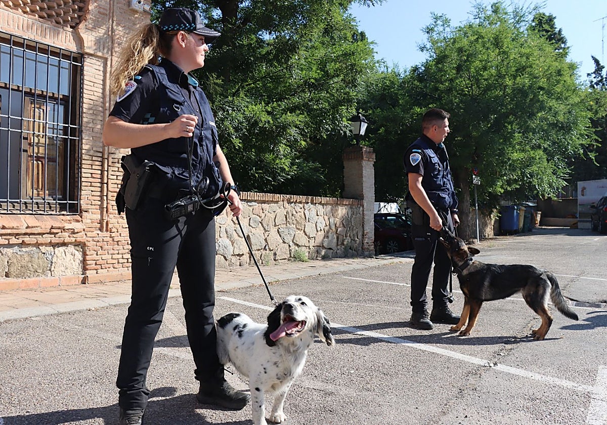 Tamara e Iván con sus canes en las instalaciones de la comandancia de la Policía Local