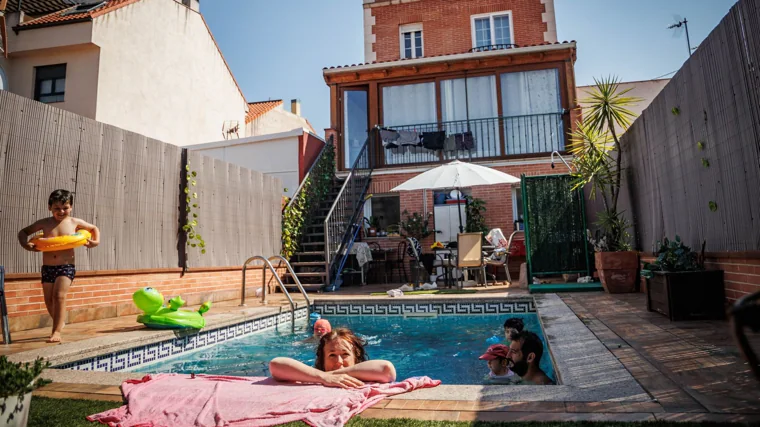 Céline Rabbat y su familia en la piscina de Mercedes