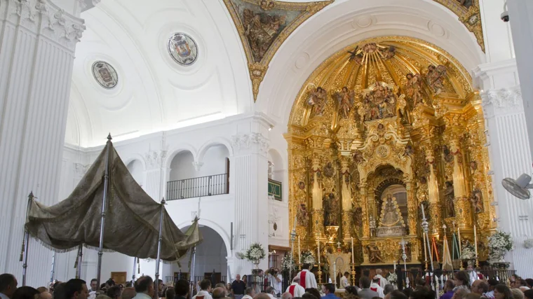 El acto central de la celebración es la Función del Voto ante la Blanca Paloma