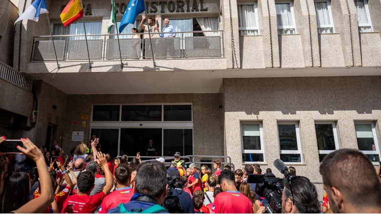 Alex Baena saluda desde el balcón del Ayuntamiento de Roquetas de Mar