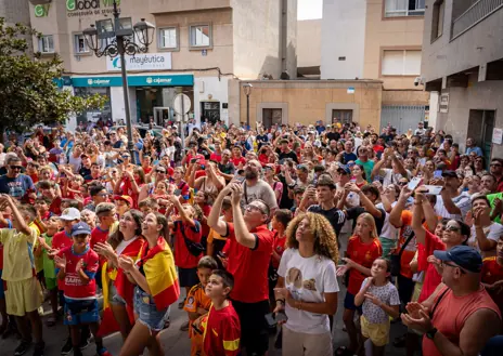 Imagen secundaria 1 - Algunos momentos de Alex Baena en Roquetas de Mar este lunes