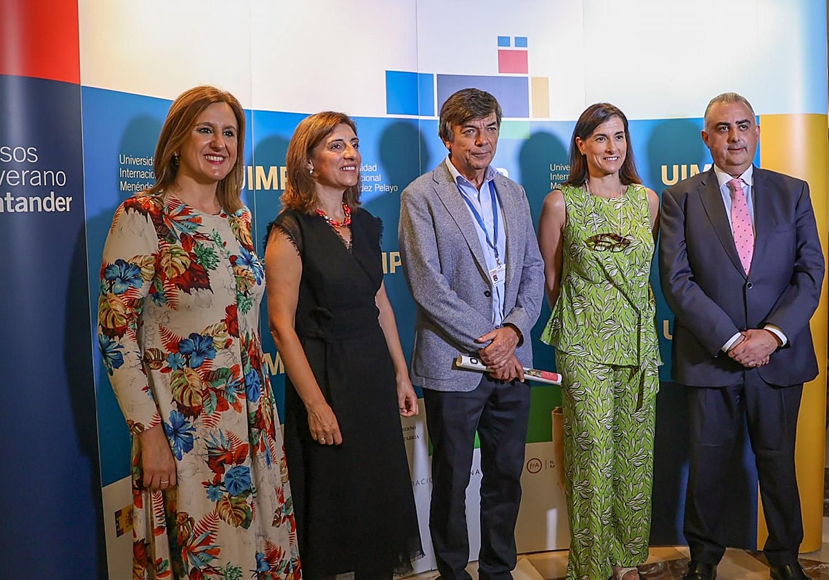 Ángeles Vázquez (2i) junto a su homólogo cántabro (d) y las alcaldesas de Santander (2d) y Valencia (i)