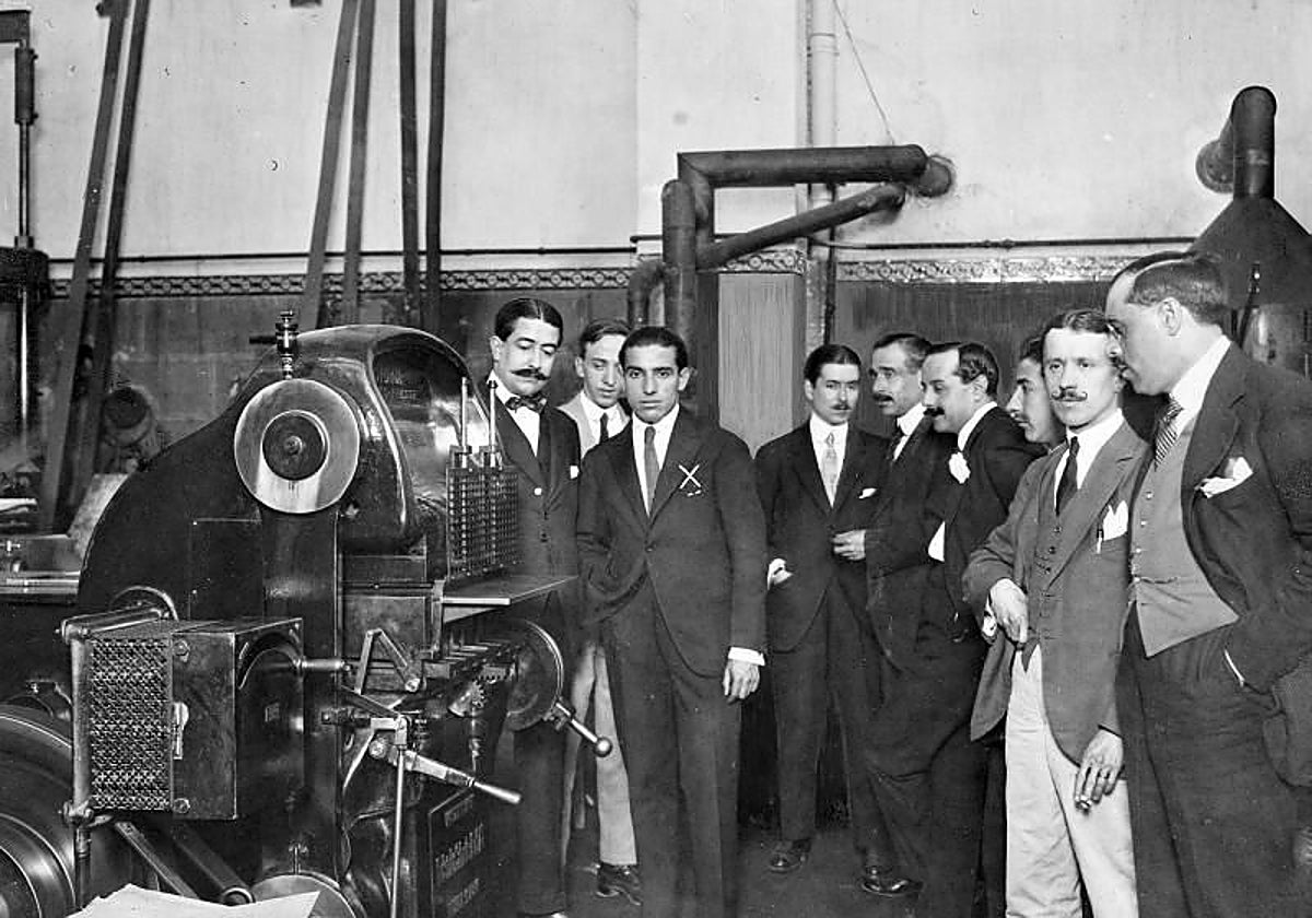 El matador de toros, Juan Belmonte, visitando la instalación de estereotipia de Blanco y Negro y ABC en 1916