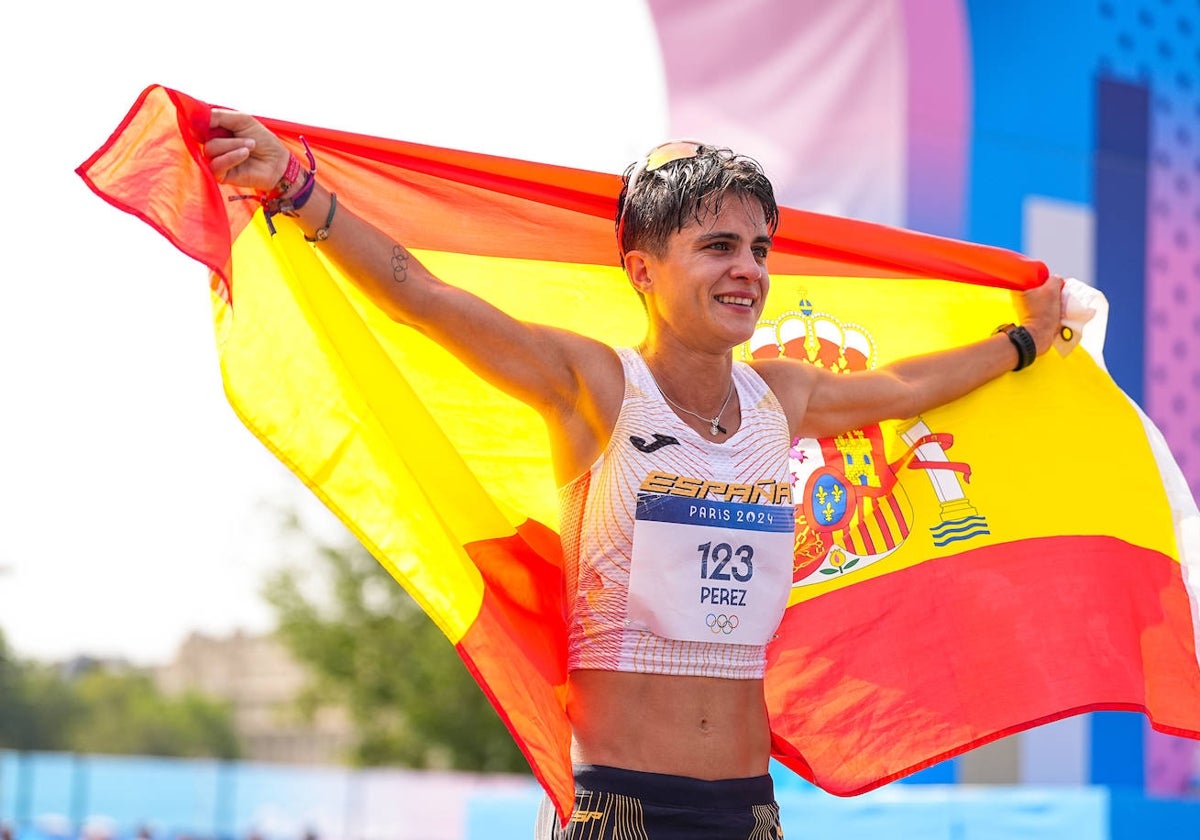 María Pérez, con la bandera española tras una de sus exhibiciones en los Juegos Olímpicos de París