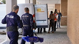 Los bomberos hallan el cadáver de una mujer con un cuchillo clavado en el pecho al acudir a apagar un incendio en una casa de Valladolid