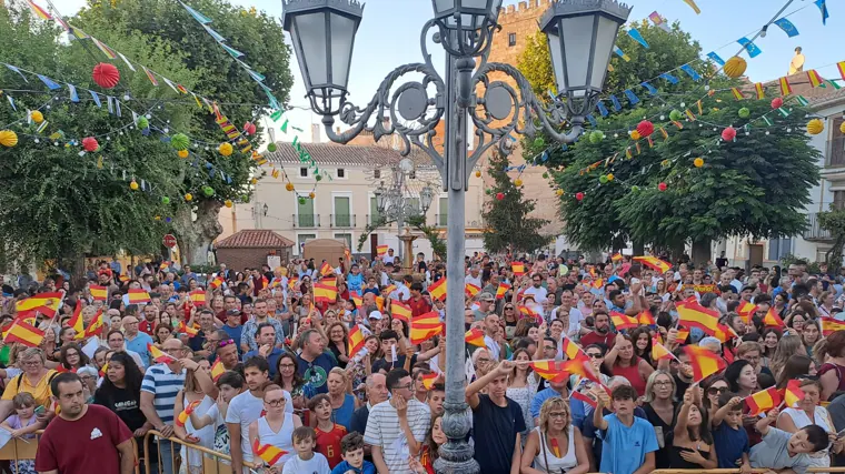 La Plaza Nueva, abarrotada de público y de banderas de España; las 600 que se repartieron «volaron», asegura el alcalde