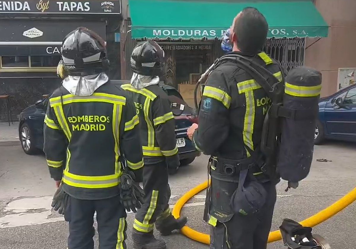 Dotaciones de bomberos en el lugar de los hechos