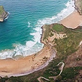 Las playas divididas que forman un géiser marino único en España