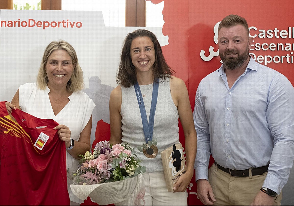 Imagen de la medallista olímpica Sara Sorribes y la presidenta de la Diputación de Castellón, Marta Barrachina