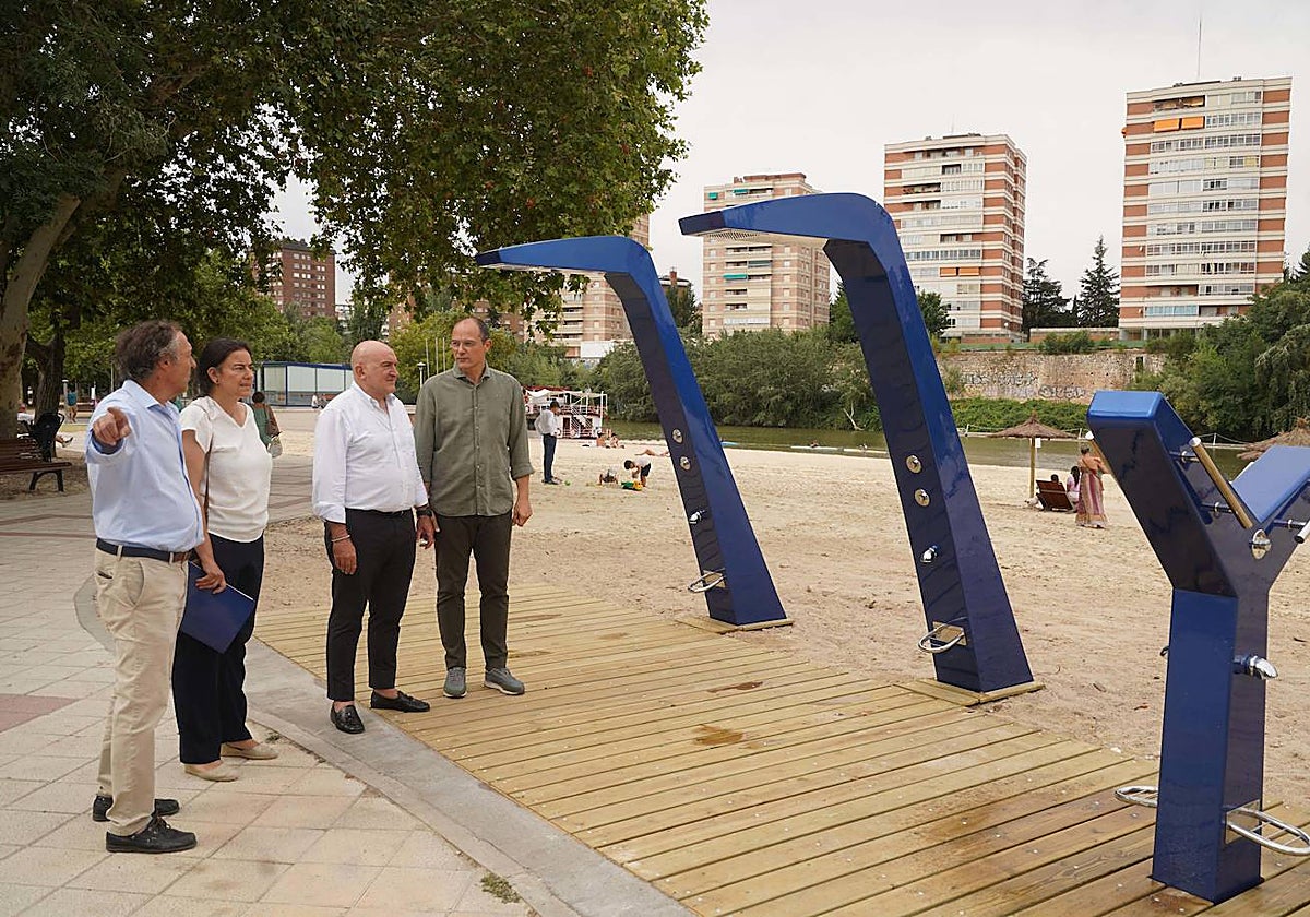 El alcalde de Valladolid, Jesús Julio Carnero, visita la Playa de Las Moreras este martes