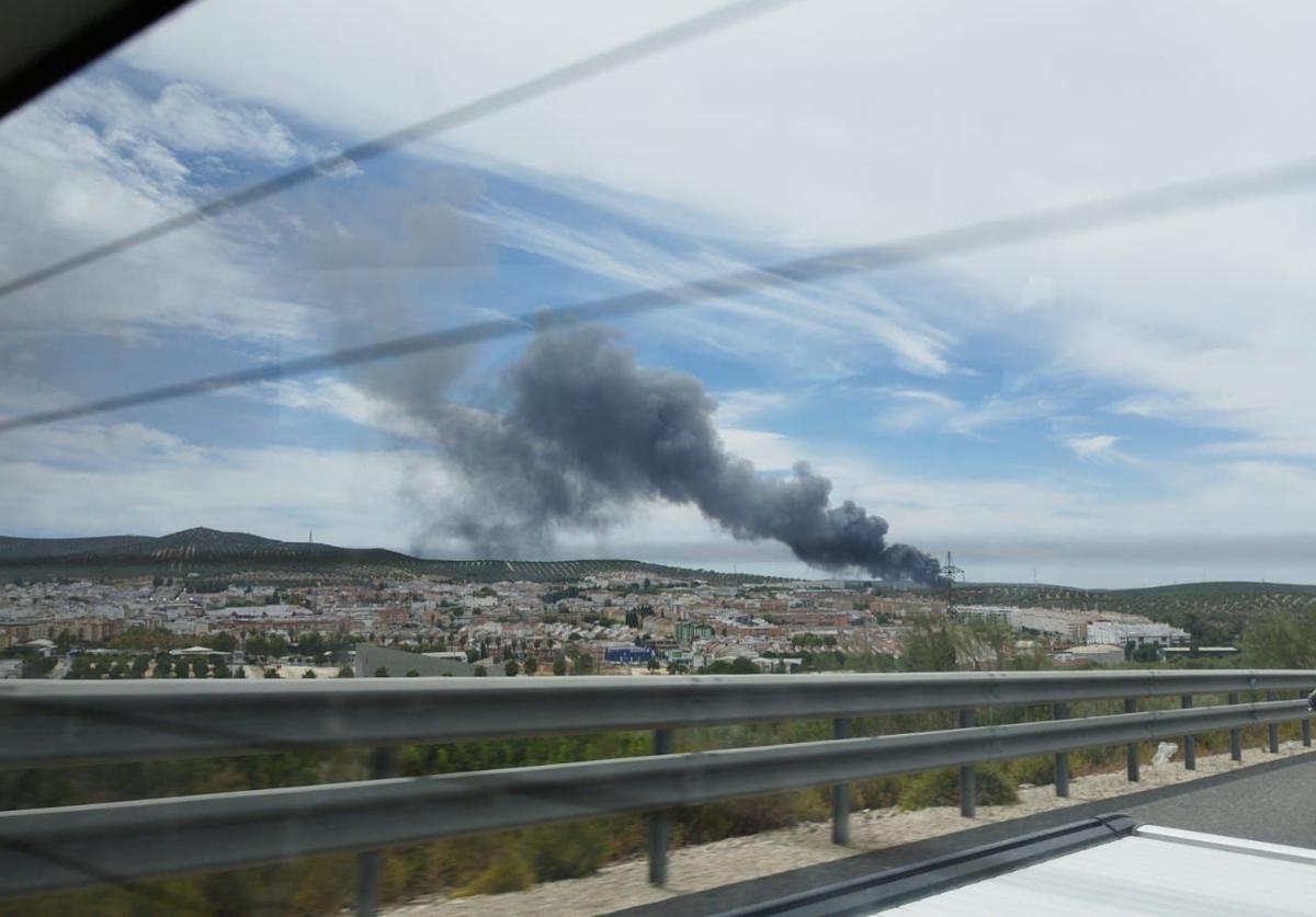 La columna de humo se ve a varios kilómetros de distancia