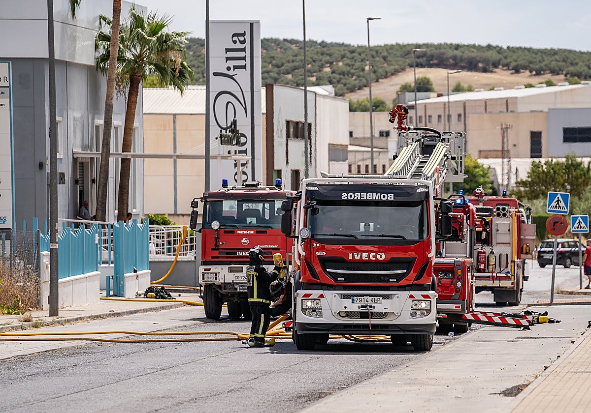 Camiones de bomberos en la zona del fuego