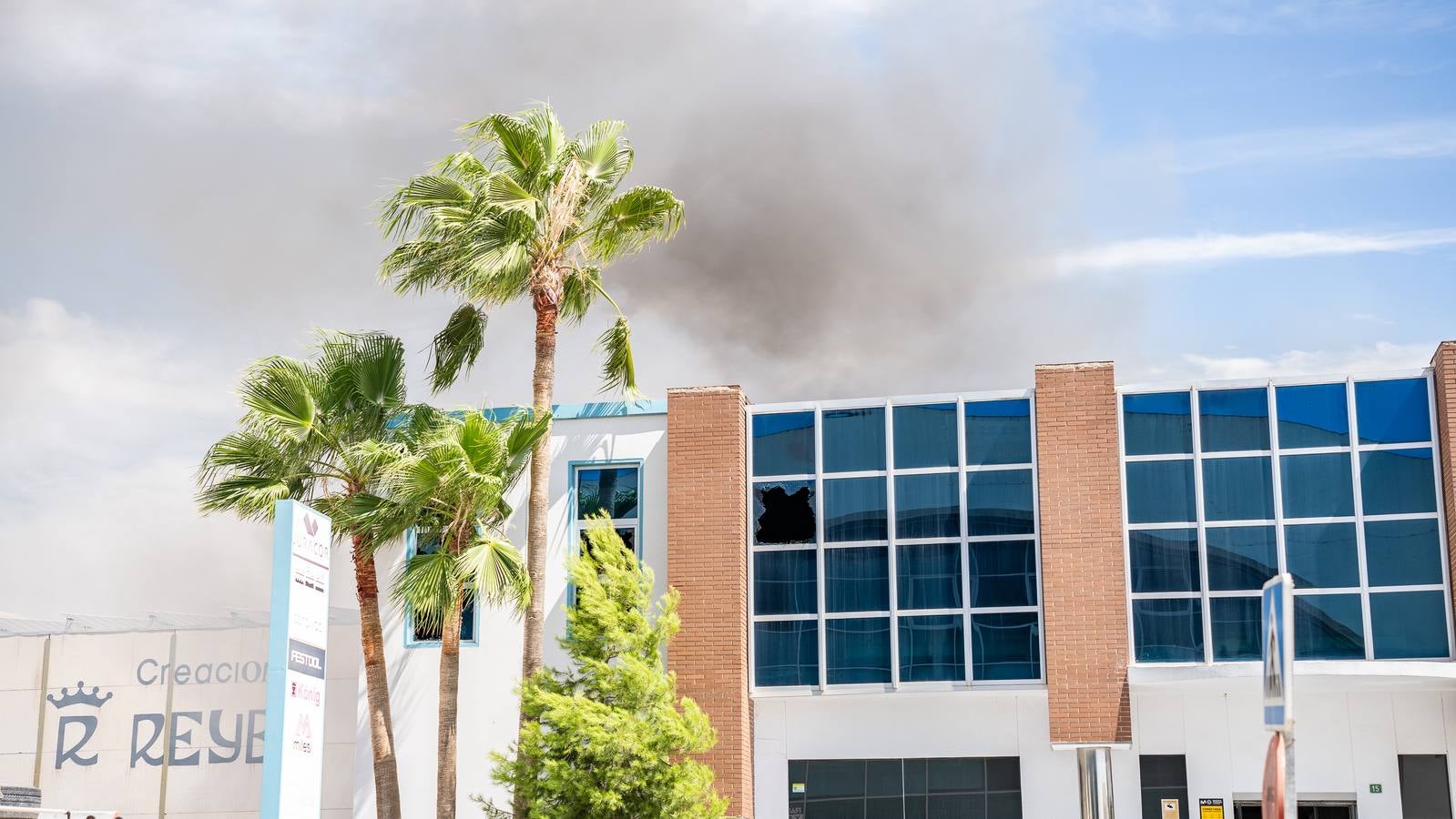 Fotos: el pavoroso incendio de una nave en Lucena