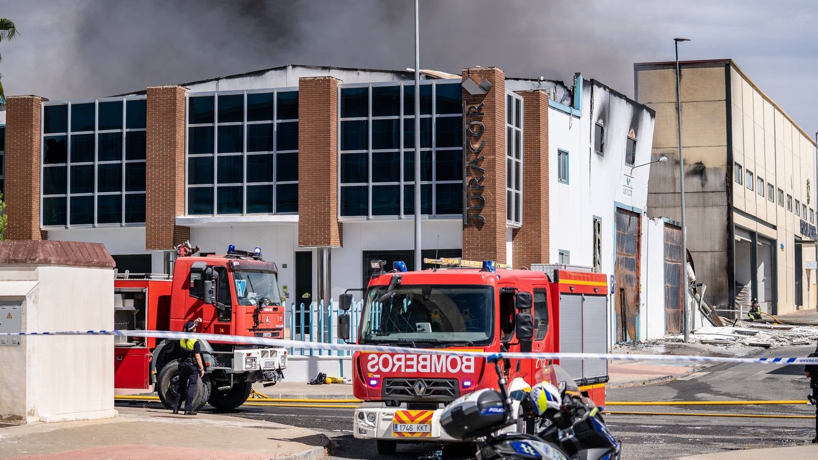 Fotos: el pavoroso incendio de una nave en Lucena