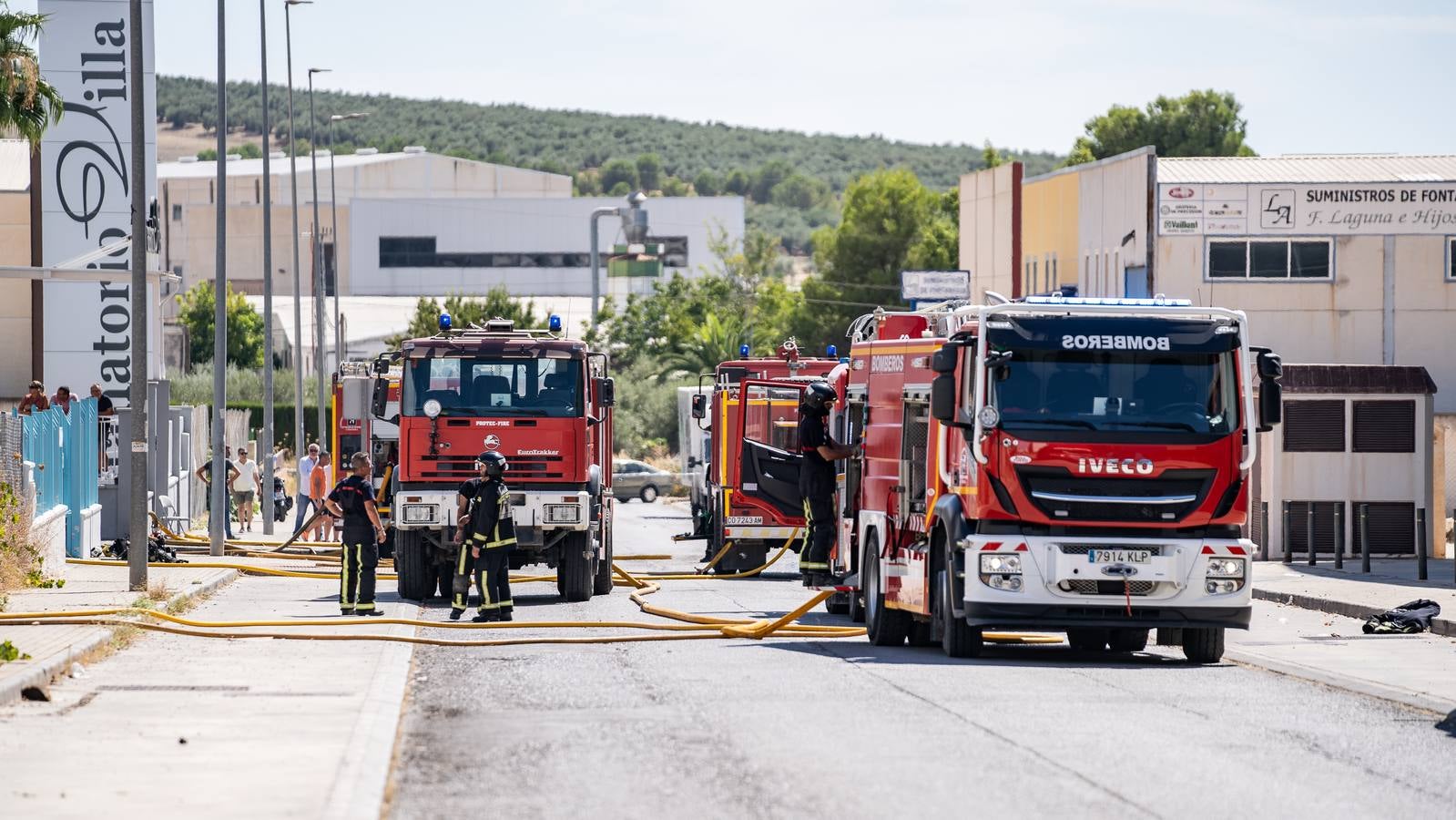 Fotos: el pavoroso incendio de una nave en Lucena