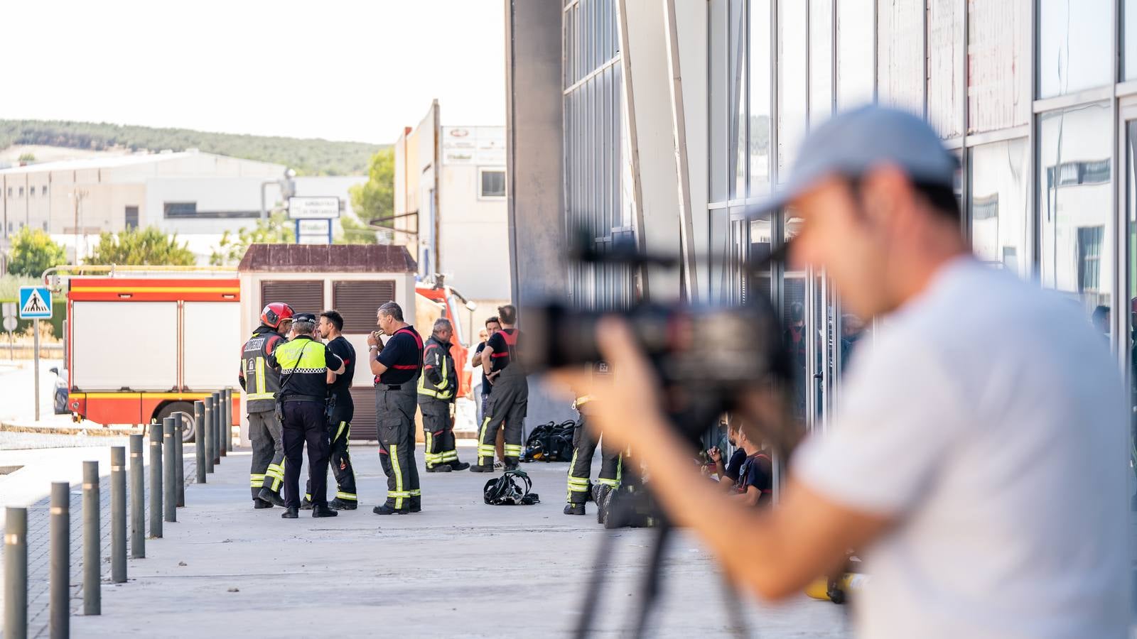 Fotos: el pavoroso incendio de una nave en Lucena
