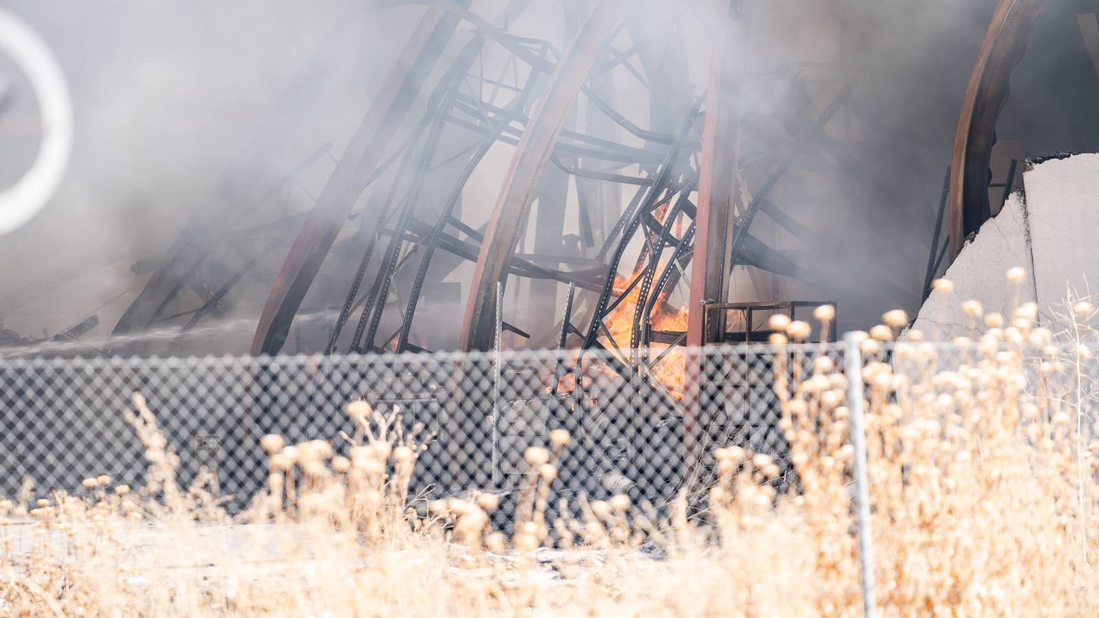 Fotos: el pavoroso incendio de una nave en Lucena