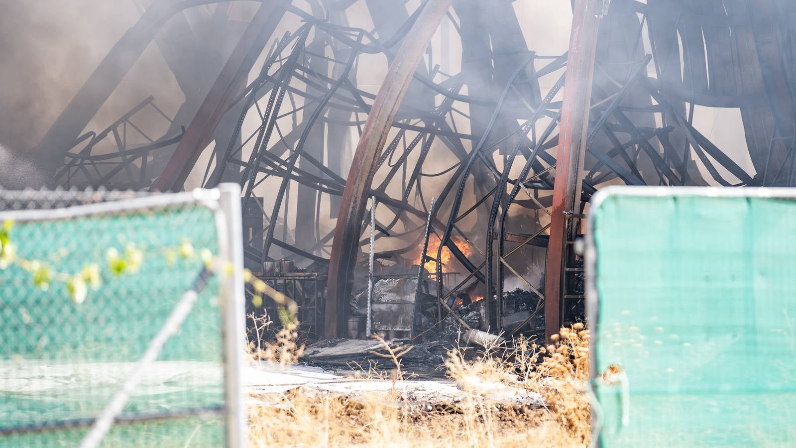 Fotos: el pavoroso incendio de una nave en Lucena