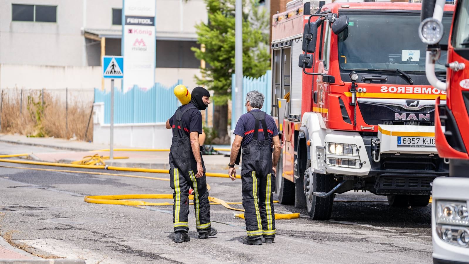 Fotos: el pavoroso incendio de una nave en Lucena