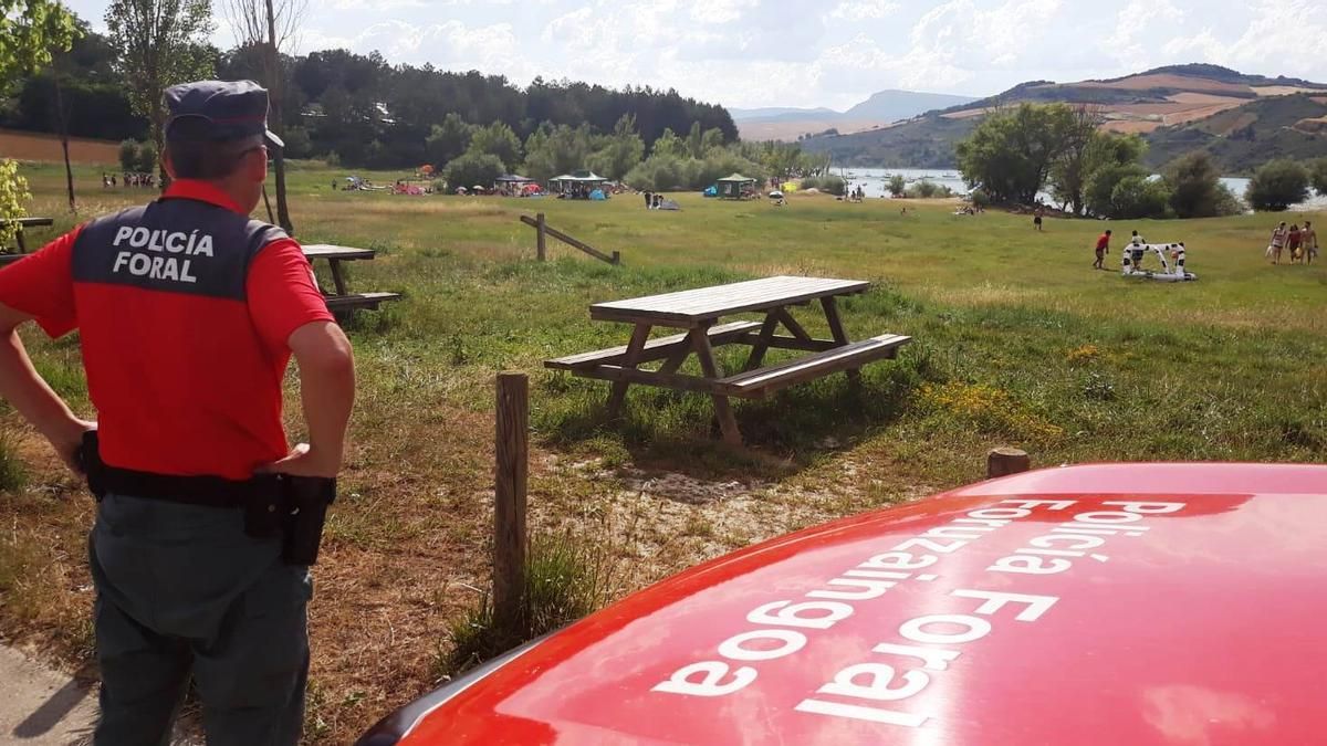 Un agente de la Policía Foral