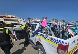 Ni pasear ni ir al chiringuito: la policía retira sillas y sombrillas vacías en una playa de Málaga