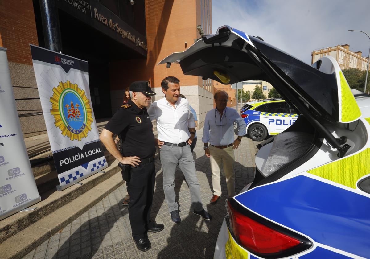 El alcalde, José María Bellido, este martes durante la presentación de los nuevos coches de la Policía Local