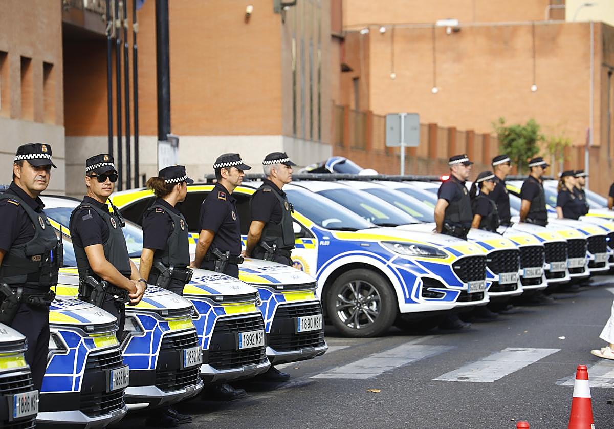 Acto de presentación este martes de los nuevos 16 coches de la Policía Local