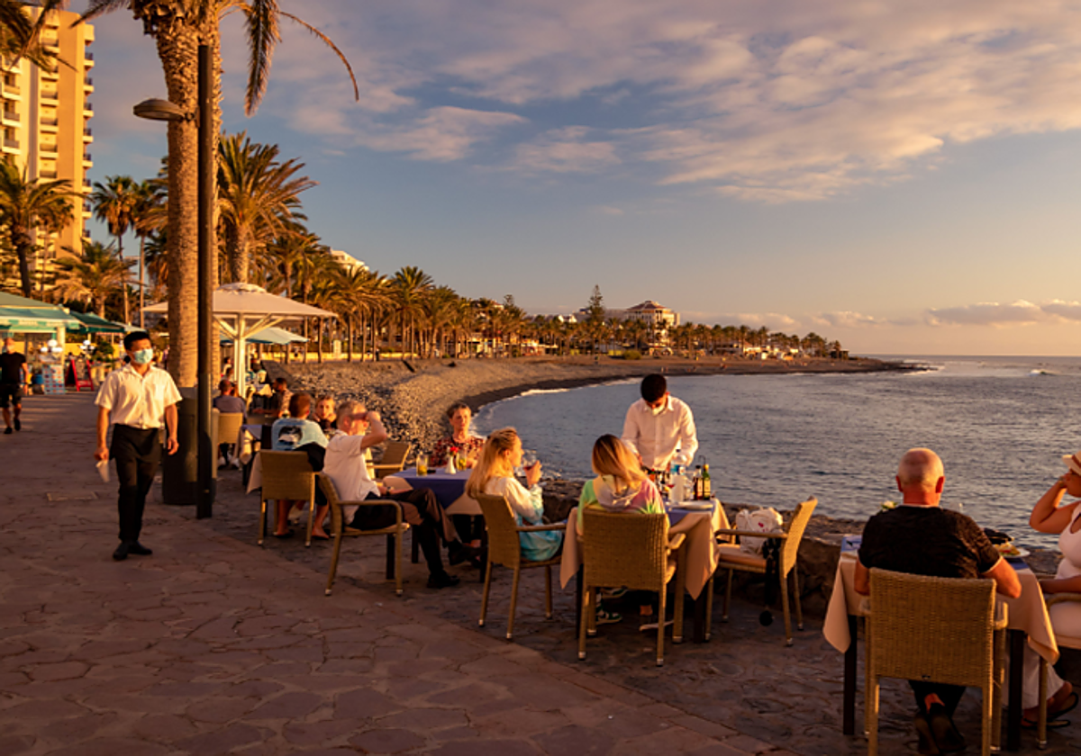 Terraza junto al mar en Canarias en foto de archivo