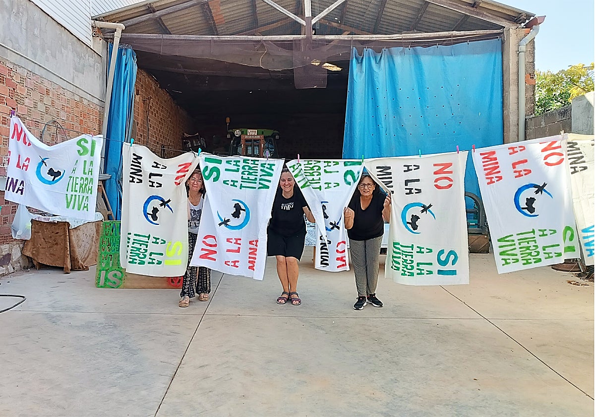 Ciudad Real se llena de pancartas y carteles contra la minería de tierras raras