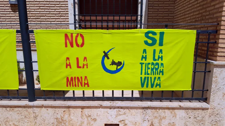 Ciudad Real se llena de pancartas y carteles contra la minería de tierras raras