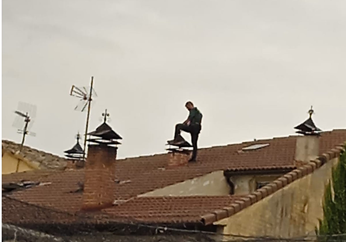 Un agente del operativo, ayer en los tejados del municipio de Astudillo