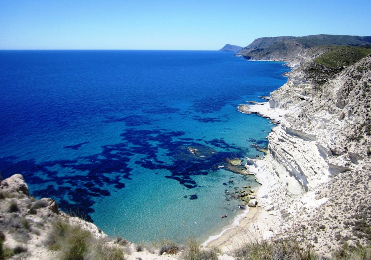 Vista de la Cala de Enmedio en el Parque Natural Cabo de Gata-Níjar