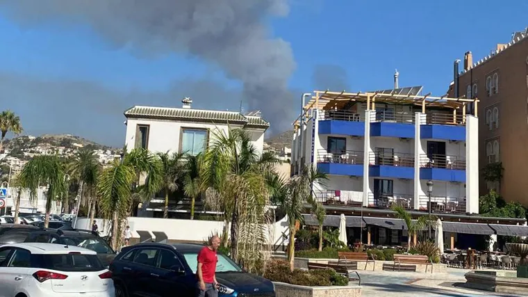 Columna de humo perfectamente visible desde Almuñécar