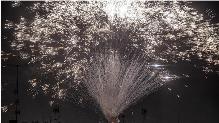 La palmera de fuegos artificiales de 700 metros de diámetro, colofón del montaje