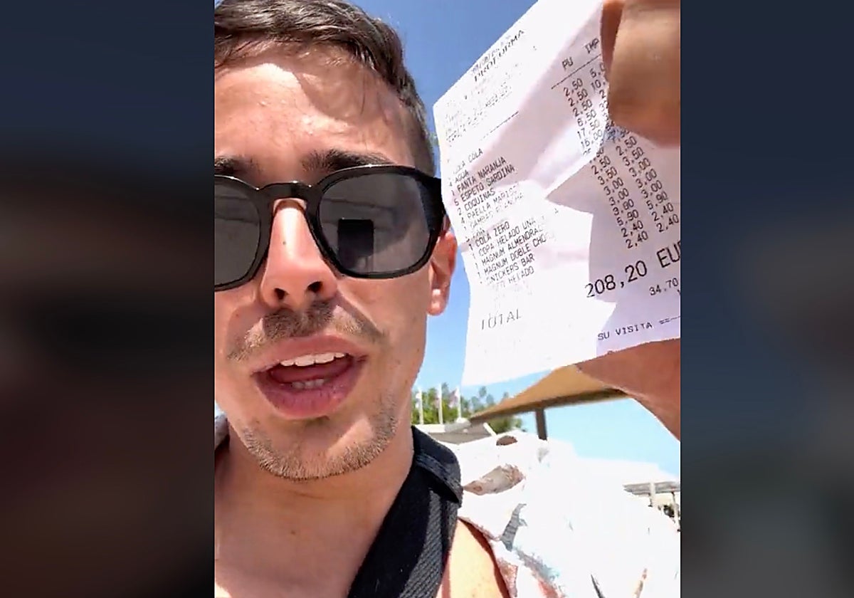 El tiktoker, con la cuenta del chiringuito, en un instante del vídeo