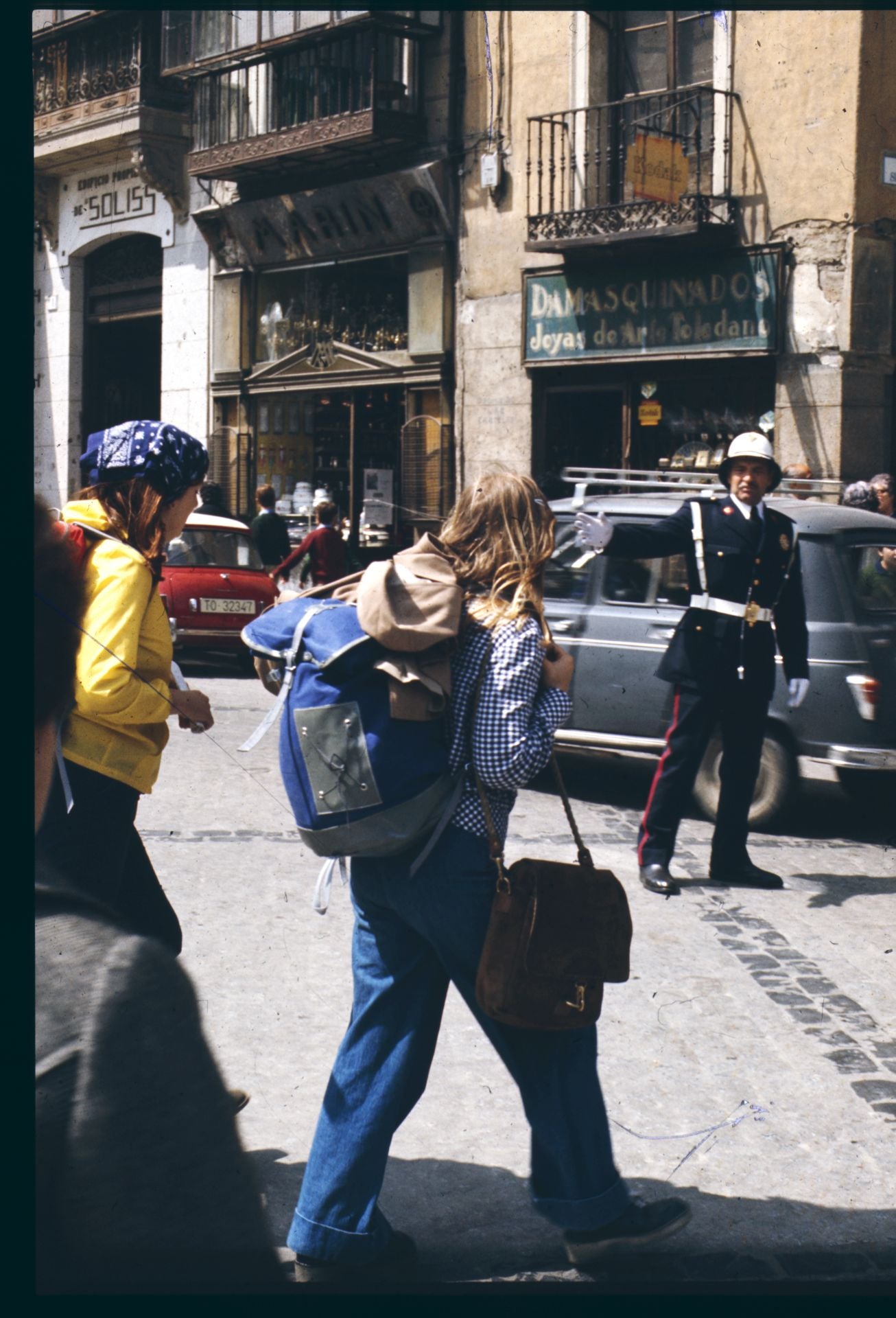 Dos turistas y un guardia urbano