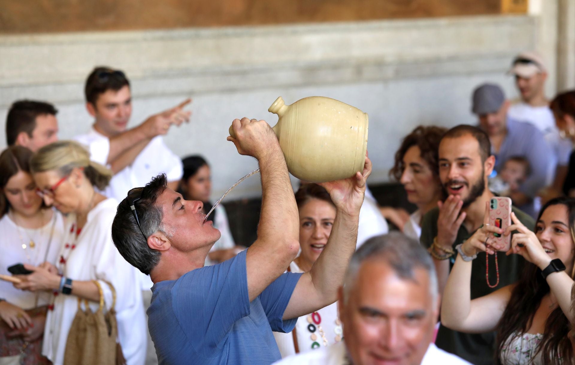 Las imágenes de los toledanos renovando la tradición de los botijos