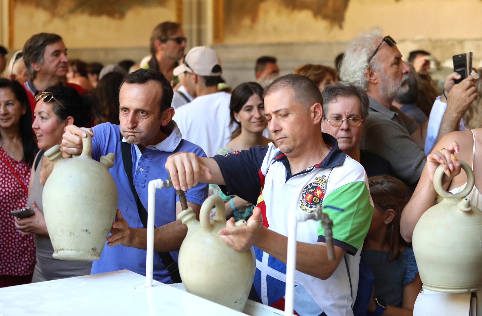 Las imágenes de los toledanos renovando la tradición de los botijos
