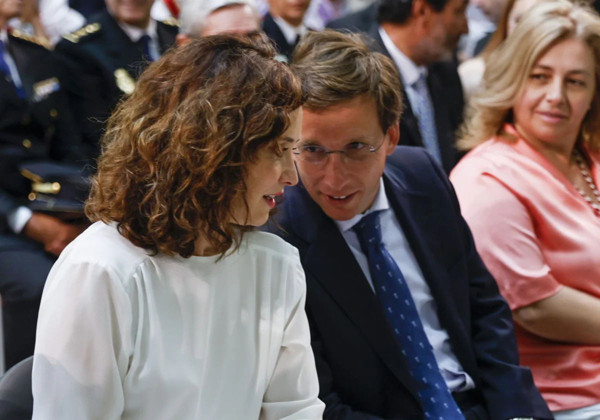 Ayuso y Almeida, ayer, en el acto de las Palomas de Bronce