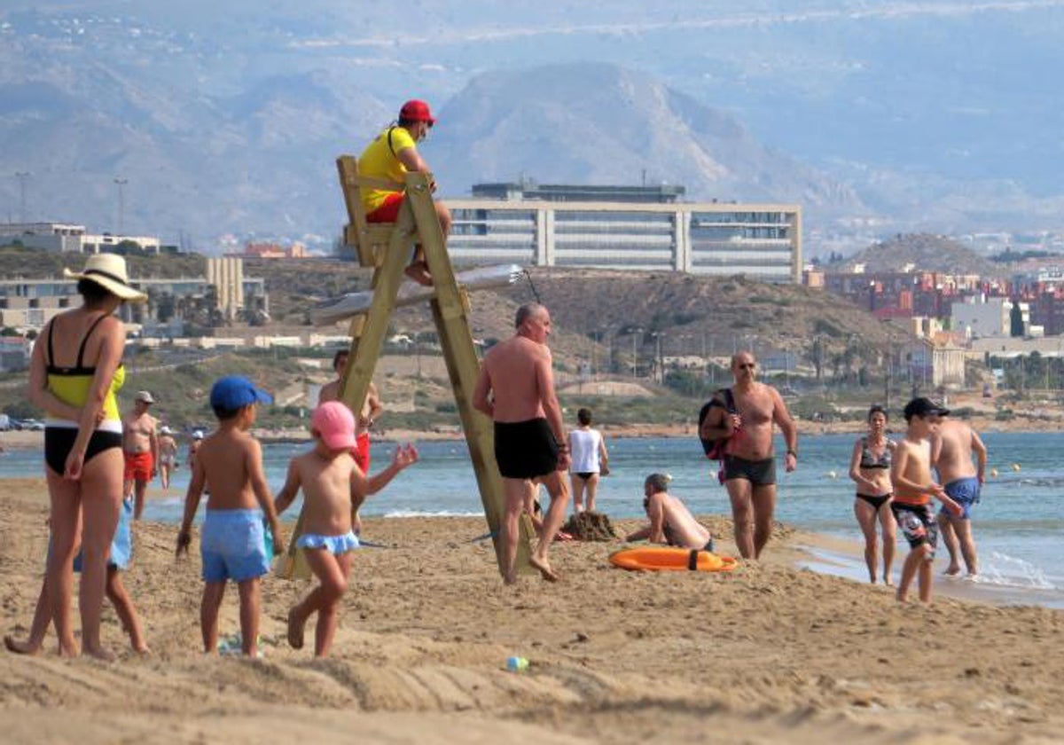 Un socorrista vigila a los bañistas en una playa alicantina