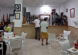 Come en el bar del Partido Comunista de Sanlúcar y alucina con la comida: «Es lo que más disfruto»