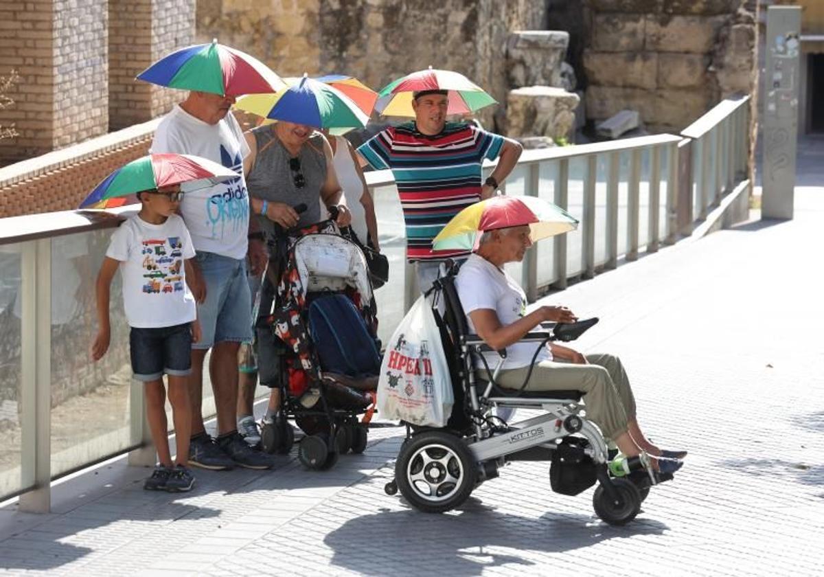 Un grupo de personas se protegen de las altas temperaturas en Córdoba