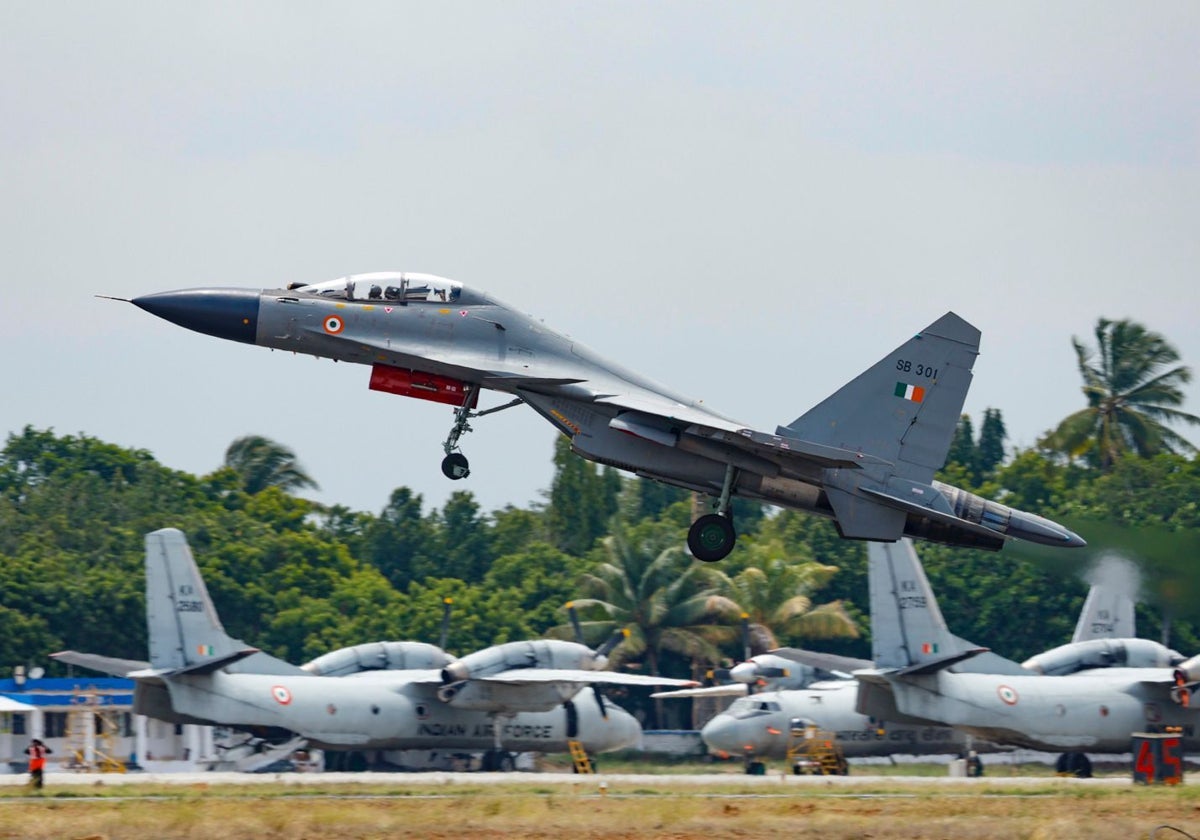 Caza de combate Sukhoi SU-30 del Ejército indio