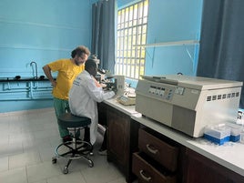 Una ONG de Burgos que trabaja en el Congo pide financiación para una máquina de PCR que detecta de forma prematura la 'viruela del mono'