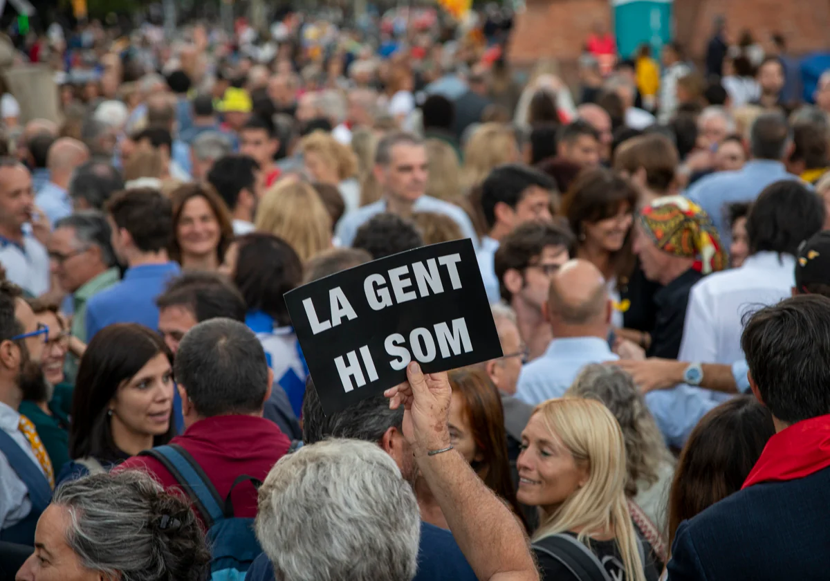 Personas se manifiestan en el 5º aniversario del referéndum ilegal de autodeterminación