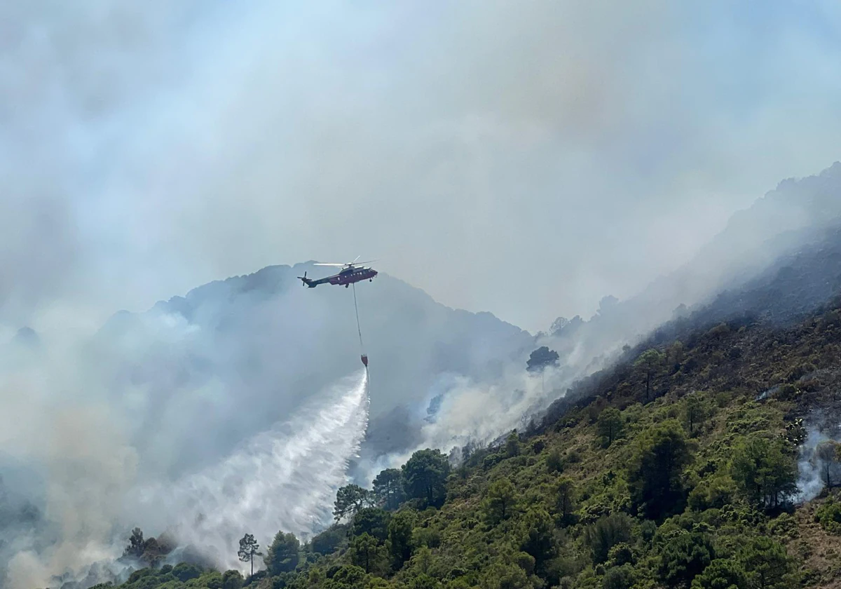 Descarga de un helicóptero en el incendio de 2022