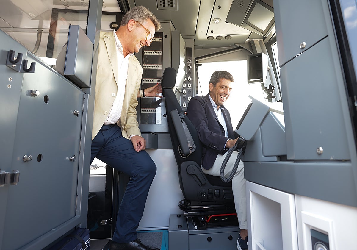 Imagen de archivo del presidente de la Generalitat, Carlos Mazón, en la fábrica de Stadler en Valencia